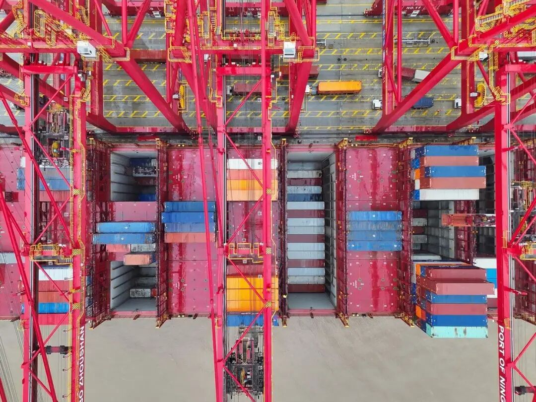 宁波舟山港迎新年首艘"海上巨无霸"，，，，，，，内贸集装箱海运开启新篇章