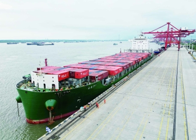 南京港乐成靠泊最大内贸集装箱船 "江远集2"轮，，，，，，，为客户带来全新物流体验
