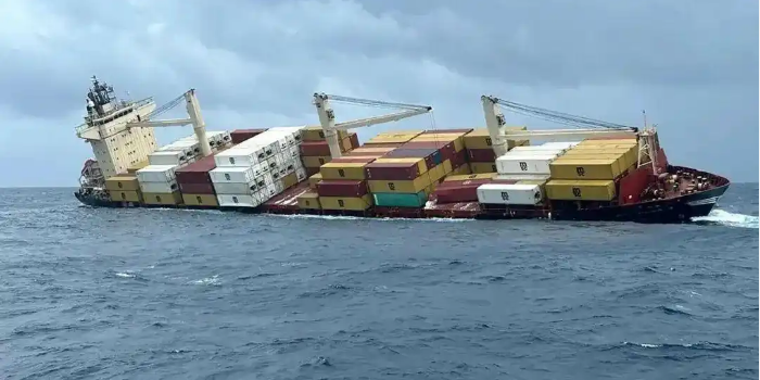 集装箱船遇险淹没，，，，，，，数百个集装箱坠海