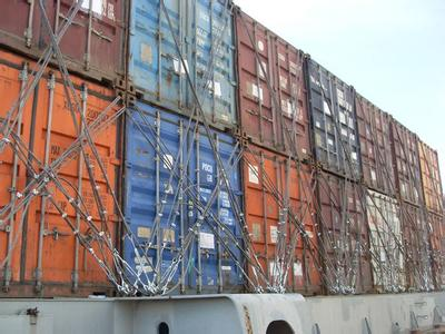 22层楼高的海运集装箱船风波中屹立不倒是什么缘故原由？？？？？？